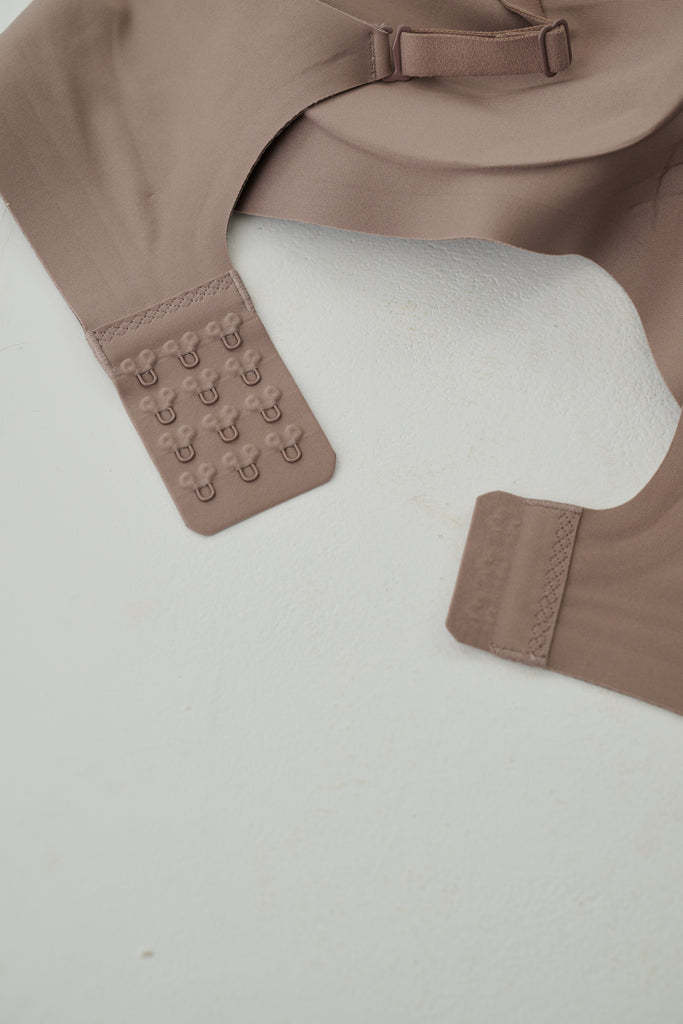 Invisible supportive bra in cocoa
