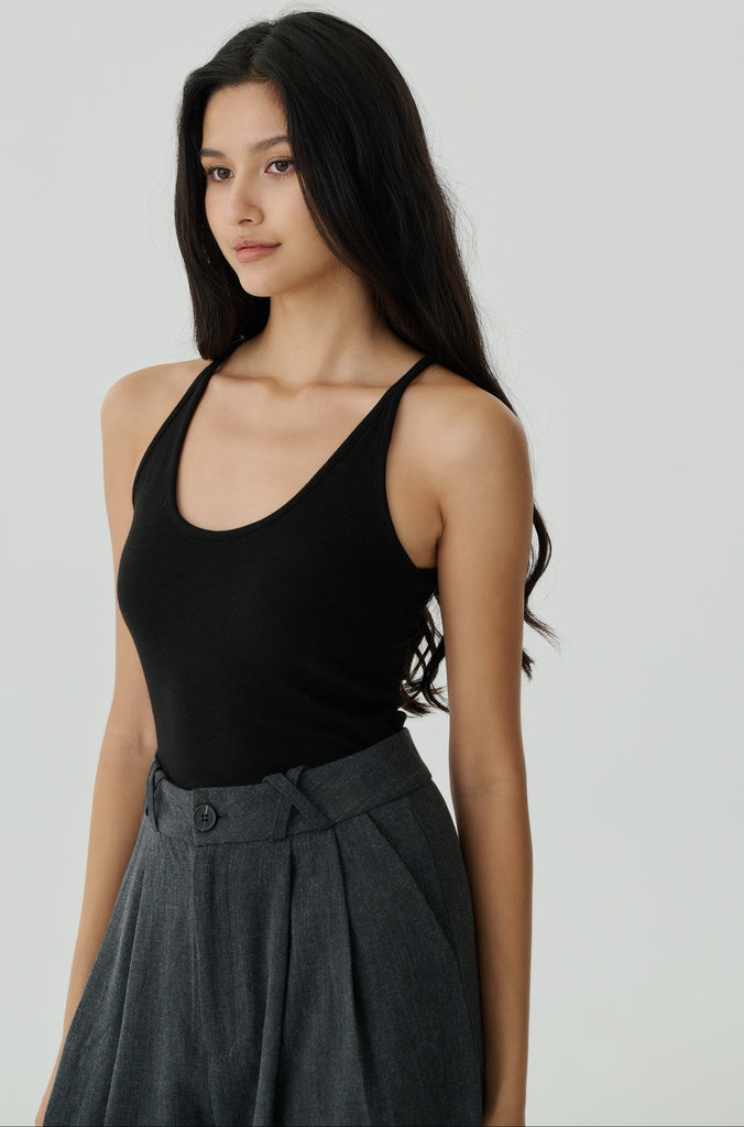 Sporty and chic bra top in black
