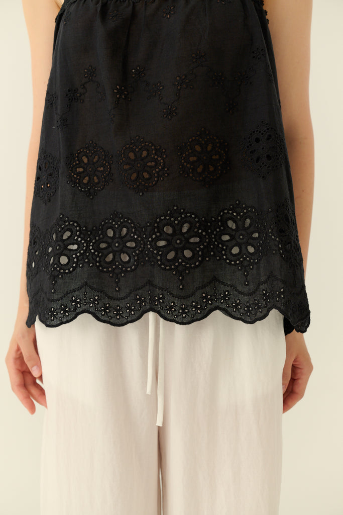 Embroidered cotton top in black