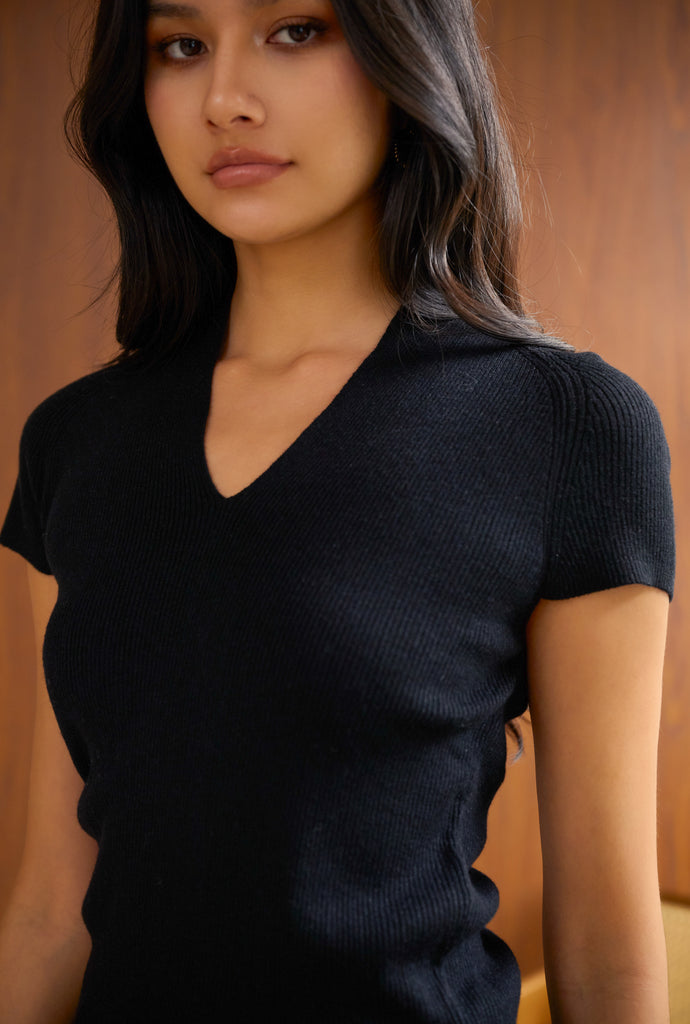 Sparkly v neck knit top in black