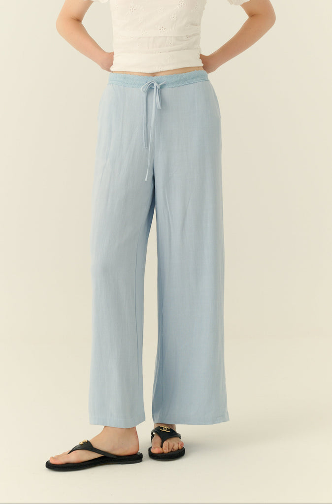 Coastal breeze linen pants in blue